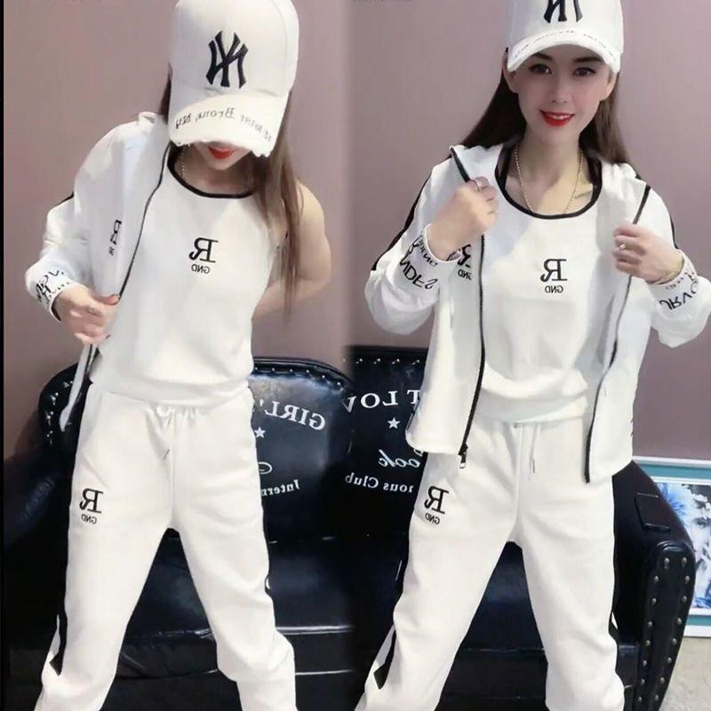 спортивный костюм из трех предметов