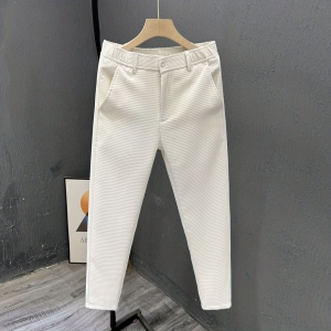 брюки с карманами